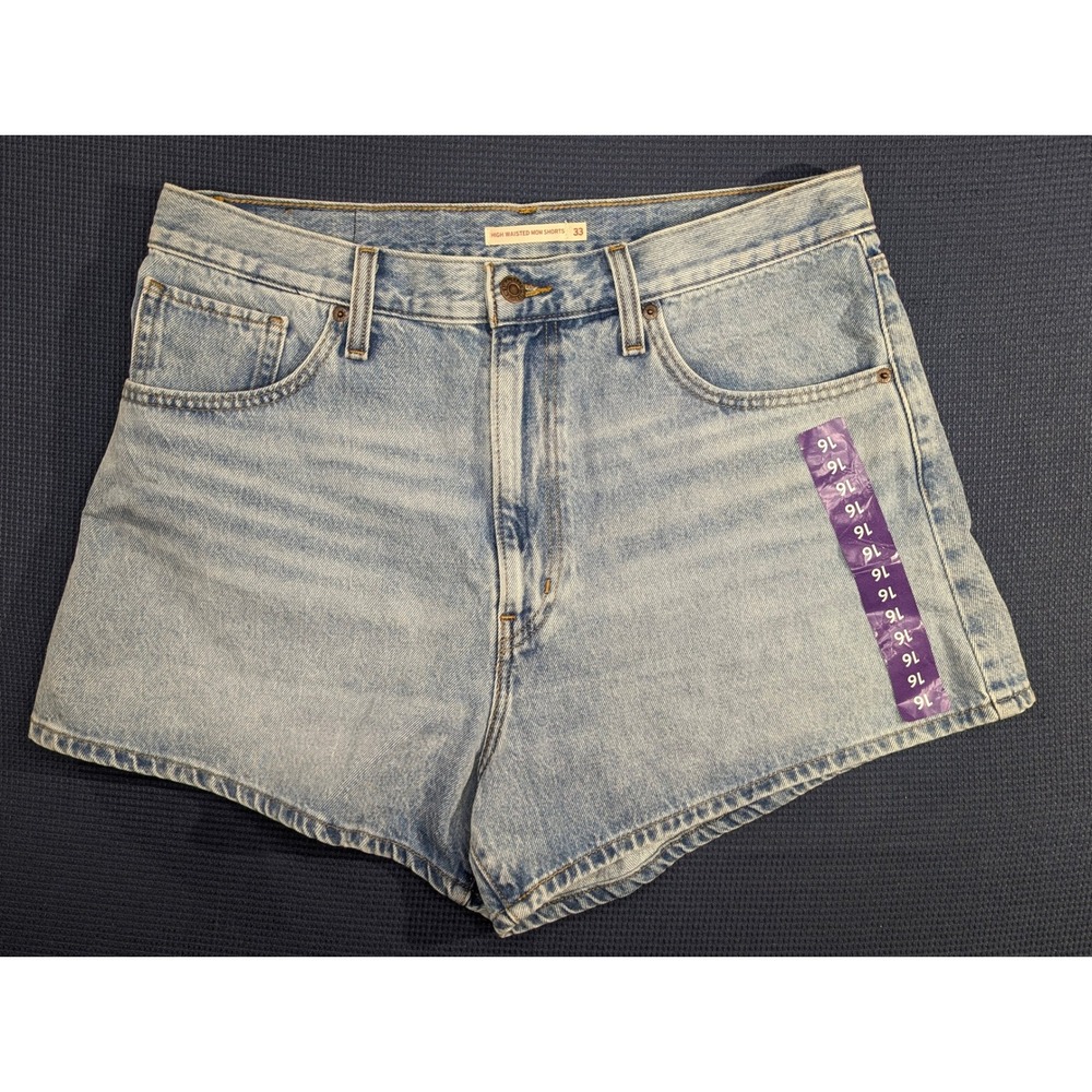 Levi's High Waisted Mom Shorts Light Wash Denim Size 33 16 Womens